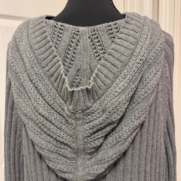 Sonoma Gray V-Neck Sweater with Cable Knit Pattern - Picture 9 of 13